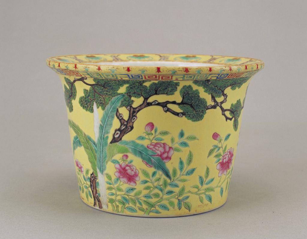 图片[1]-Yellow ground pastel color plantain flower pattern flowerpot and toilet box-China Archive